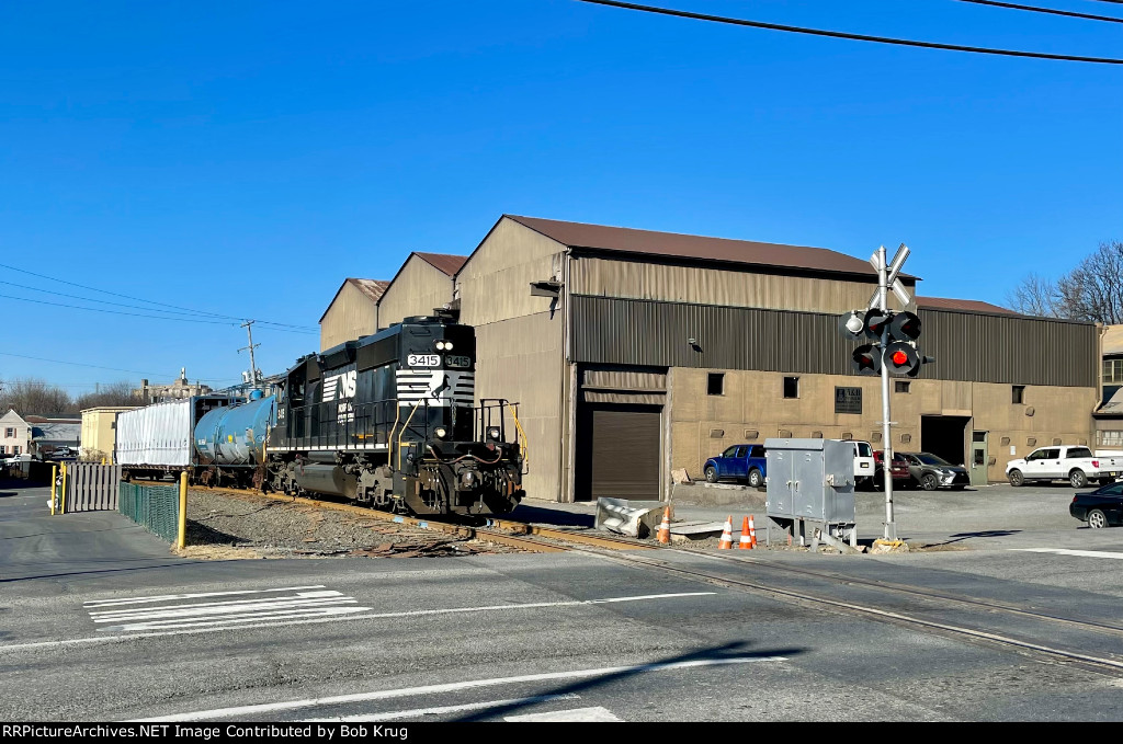 NS 3415 leads H75 across Broad Street in Nazareth